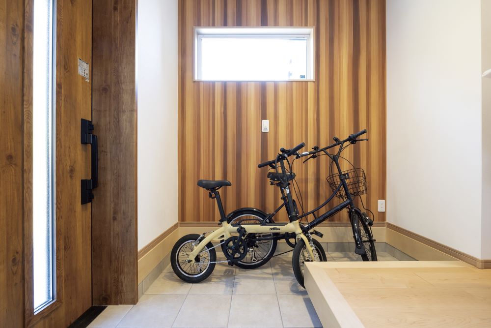 L字に続く土間には自転車をそのまま2台