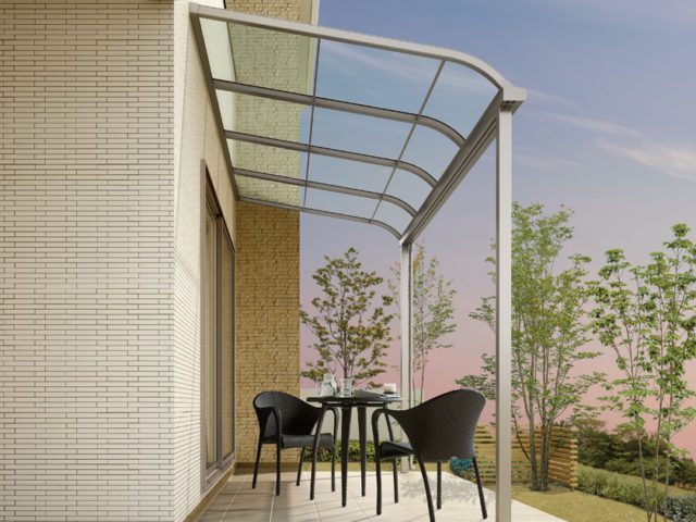 テラスに屋根を取り付けて快適に