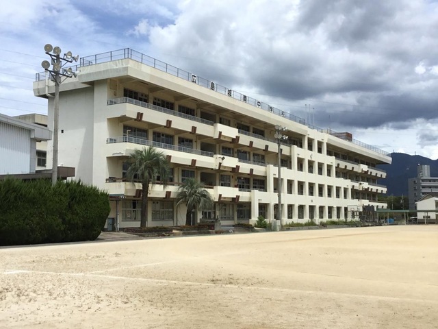 広島市立城南中学校　約1570ｍ（徒歩20分）