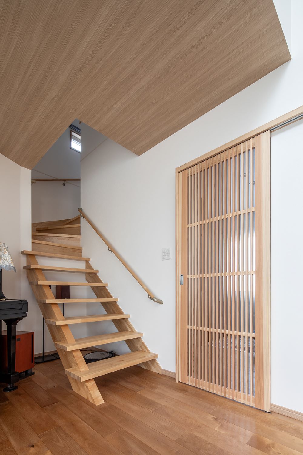 格子の建具やスケルトンのリビング階段