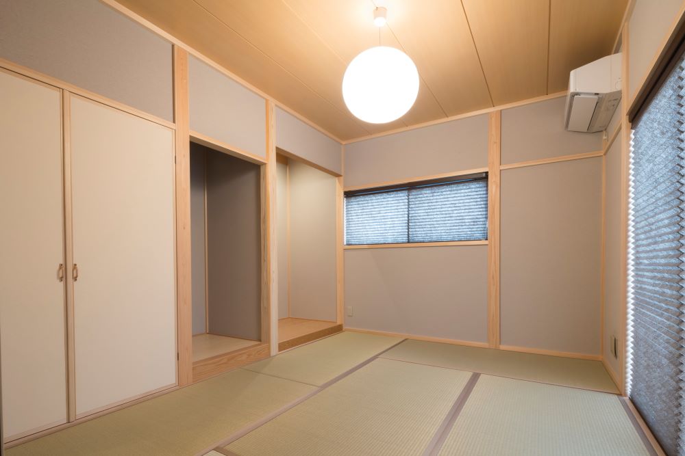 満月をイメージできる大きな丸い照明の和室