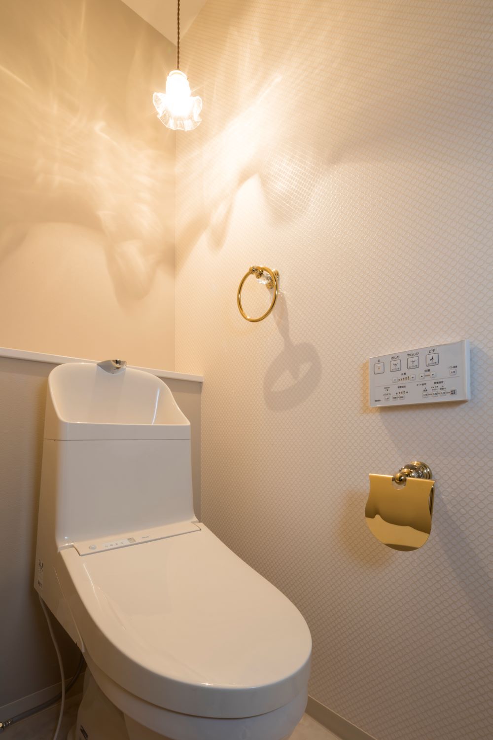 照明が主役のトイレ斜めから