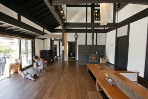 所有する山の木で建てた囲炉裏部屋のある家