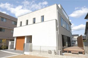 落ち着きのあるシンプルモダンな家