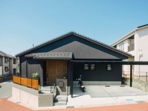 回遊動線でのびのび暮らす勾配天井のある平屋 ≪東広島市≫
