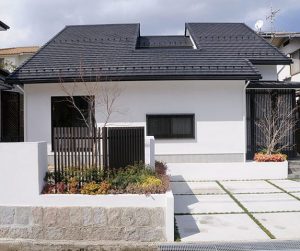 外からの視線を遮断 プライバシーに配慮した勾配天井の家《注文住宅》
