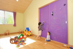 縦の空間が広がる母娘二世帯の家