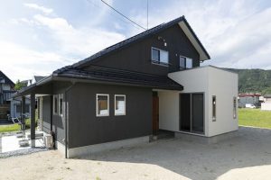 ローズウッドの床が映える和モダンの家《竹原市》