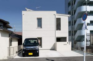 吹抜から心地よい光を採り入れる家