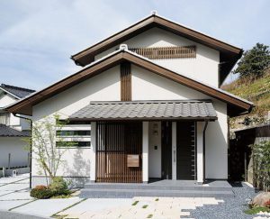 色々な木を巧みにコーディネートした家