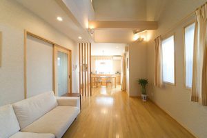 リビングの吹抜を通じて家族の気配を感じる家《注文住宅》