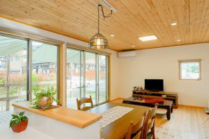木と風に包まれて家族がつながる家《注文住宅》