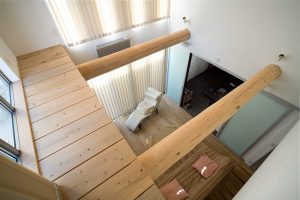 吹抜からの光と風で木の温もりが引き立つ家《注文住宅》