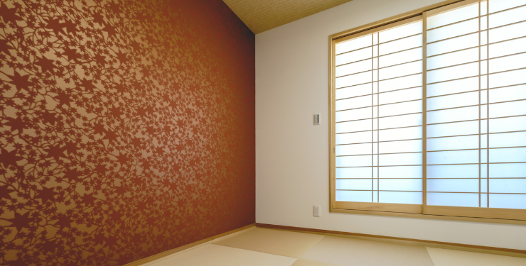 紅葉柄の壁紙がおしゃれな和室