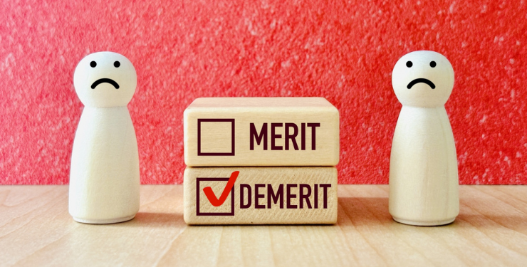 チェックの入ったdemeritと書かれた箱の上にチェックがないMRITと書かれた箱が置かれてあり、その両側に困った顔をした人形が置かれている
