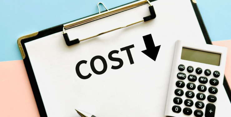 バインダーに挟まれた紙にcost↓と書かれており、電卓が上にのっている