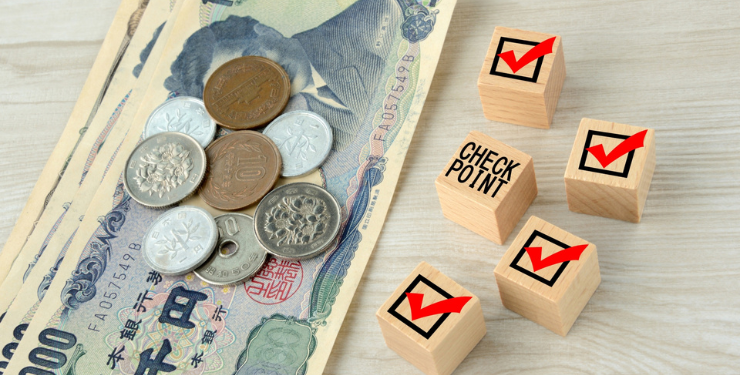 お金の横にチェックボックスのブロックが置かれている