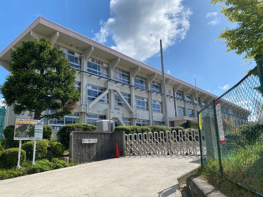 東広島市立川上小学校　約1400ｍ（徒歩18分）