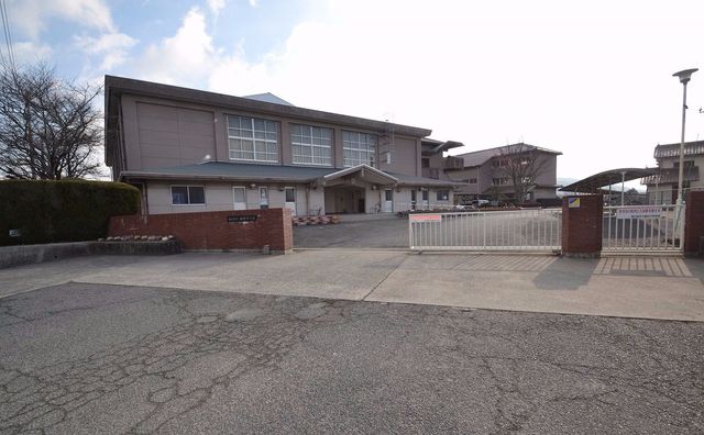 東広島市立磯松中学校　約1300ｍ（徒歩17分）