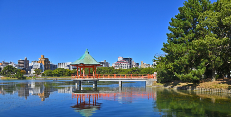 青空に映る大濠公園