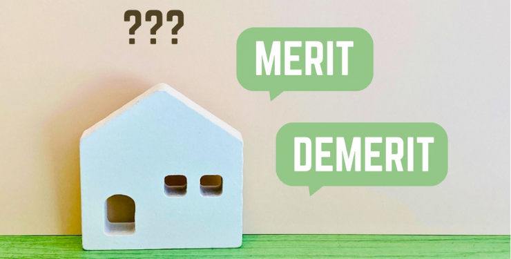 家のパネルの周りに吹き出し巻くでMERITとDEMERITと書かれている