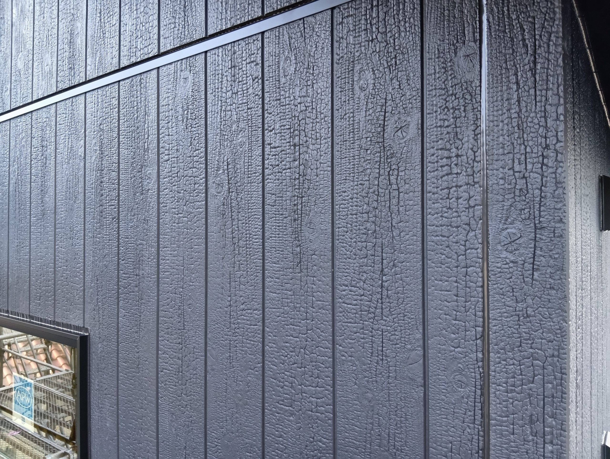 まるで「焼杉」！？