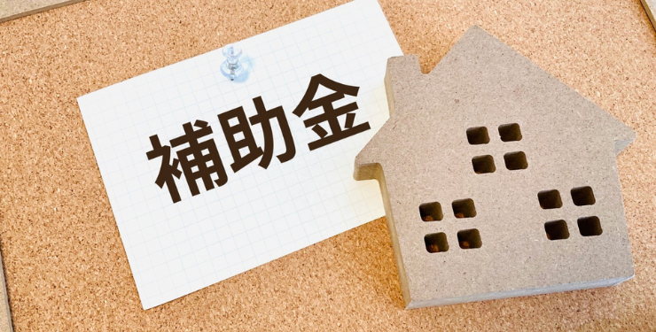 家のパネルの横に補預金と書かれた紙が貼られている