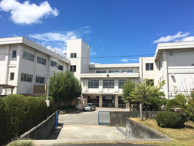 東広島市立平岩小学校  約430ｍ（徒歩6分）。安心の通学路。毎日の通学の負担を軽減し、親御様も安心して送り出せます。共働きのご家庭にもおすすめです。
