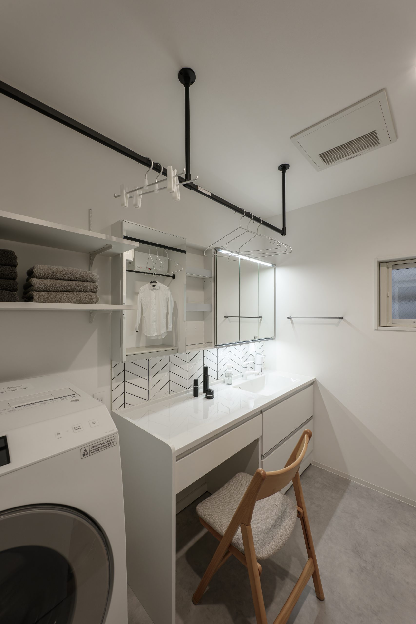 白を基調とした清潔感のある洗面所