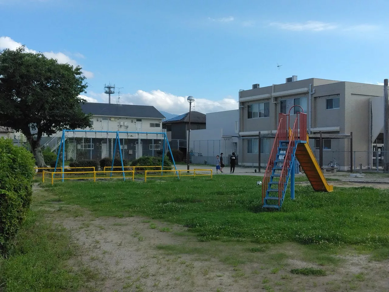 免公園まで徒歩約4分(330ｍ)。子ども向けの遊具（滑り台、ブランコ、砂場など）が設置されており、子どもたちが安全に遊べる環境です。広い芝生や広場があり、ボール遊びやピクニックにも最適です。