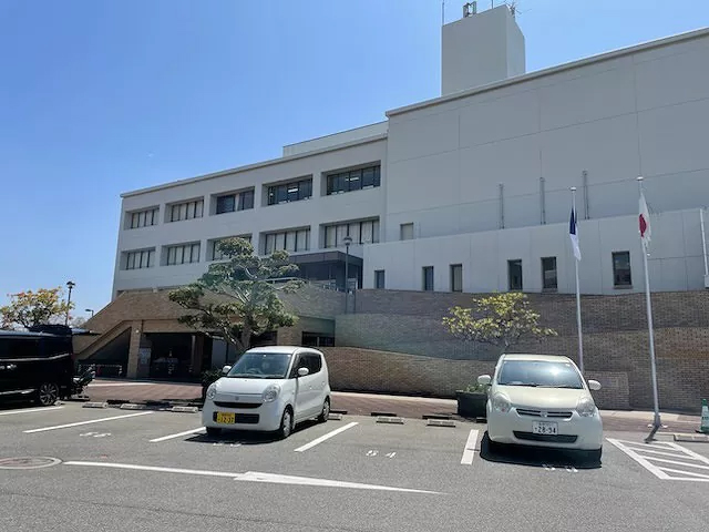 早良市民センターまで車で約15分(3500ｍ)。文化活動や地域交流の場として利用されています。多目的ホールや会議室などの施設を備えており、地域のイベントや学びの場として広く活用されています。