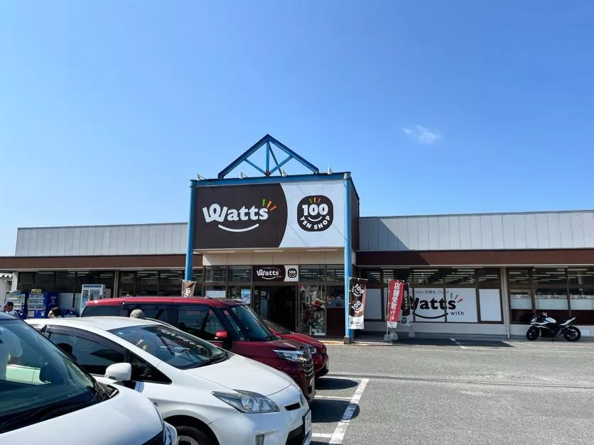 100円ショップワッツ加布里店まで徒歩約10分(890ｍ)。営業時間9：00～20：00、駐車場が、広く車が停めやすいです。 広い売り場で、ゆっくり見れます。店内は、種類も豊富で商品が充実しています。どこに何があるかもとてもわかりやすくて、大変お買い物がしやすいと評判です。