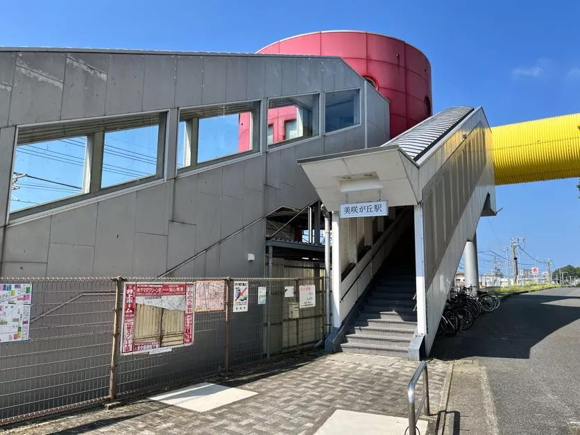 美咲が丘駅まで徒歩約5分(430ｍ)。筑肥線 筑前前原・姪浜・福岡空港方面（上り）、筑肥線 唐津・西唐津方面（下り）通勤、通学時間帯には1時間に3本運行しており、博多駅まで50分ほどで到着します。