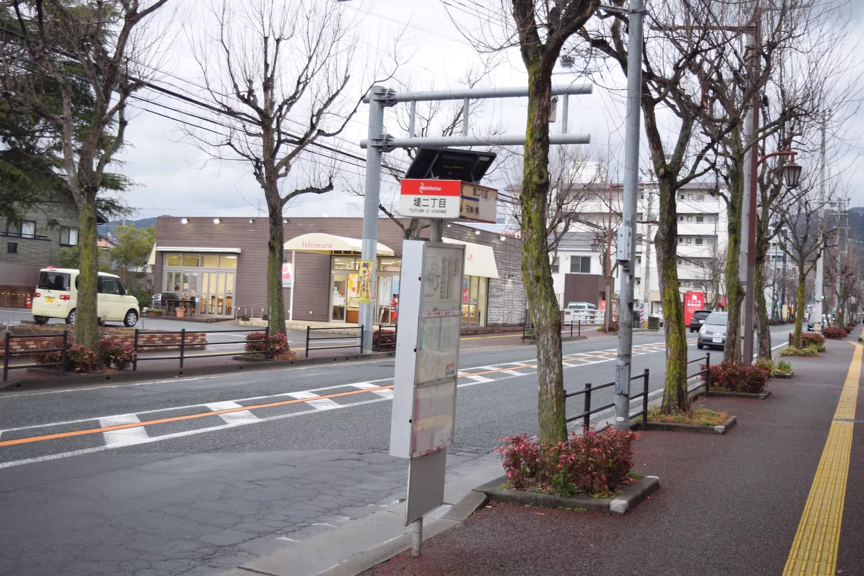 「堤二丁目」バス停まで徒歩3分(500m)。片江営業所や福岡大学、博多駅など各方面への1時間に運行している本数も多く、安心して通勤通学時にご利用できます。