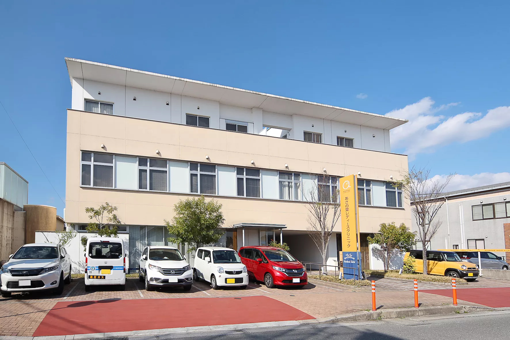 あさの葉レディースクリニックまで車で約5分(1140ｍ)。診療科目は産科・婦人科で、里帰り出産や不妊治療、更年期障害への対応も行っています。診療時間は平日9:30～12:30、14:30～18:00、土曜日は9:30～14:00まで。水曜、日曜、祝日は休診です。設備が整い、キッズスペースもあるため、患者に配慮した環境が整っています。