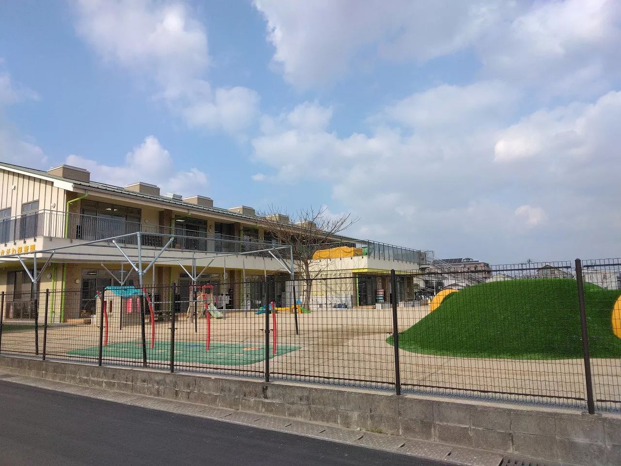 なかがわ保育園まで徒歩約11分(950m)。車3分。 0歳から5歳まで入園することができ、定員は180名となっています。営業時間平日は7:00から19:00まで、土曜日は7:00から17:00まで。休園日は日曜・祝日。和太鼓教室や英語教室や水泳教室、体操教室、食育活動など特色のある保育を行っています。