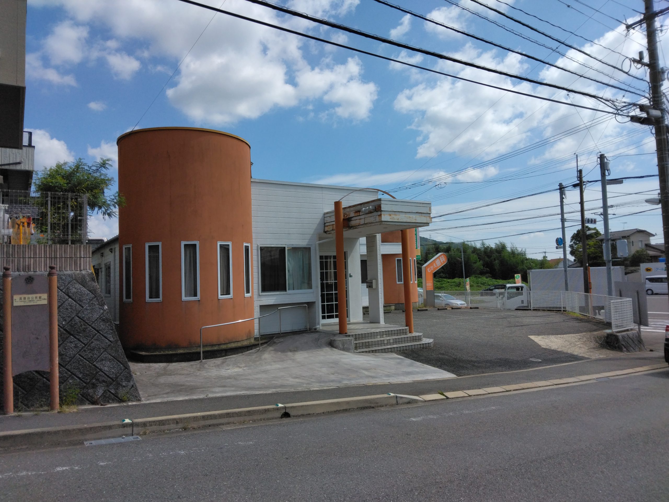 むかえ歯科まで170m徒歩2分。診療科目は一般歯科や小児歯科など幅広く対応しています。平日は20時まで、土曜日も午前中の診療を行っており、お仕事帰りや休日にも通いやすい環境です。すぐ近くにかかりつけ医を持つことができ、急な痛みや定期検診の際も安心です。