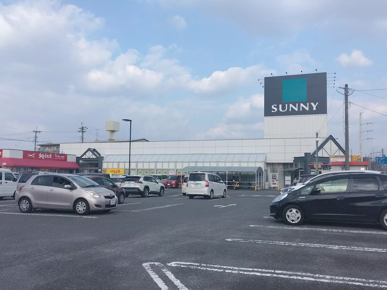 サニー那珂川店まで徒歩約9分(750m)。車3分。 年中無休24時間営業。170台有料駐車場完備。お肉や魚などの生鮮食品はもちろん、日用品なども取り揃えてあります。