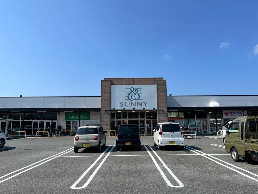 サニー加布里店まで徒歩約10分(850ｍ)。年中無休、24時間営業 、駐車場91台収容(料金無料）店内では食品や日用品を中心に取り扱い、電子マネー（Suicaや楽天Edyなど）やスマホ決済（PayPay、LINE Payなど）も利用可能です。施設内にはリサイクルボックス、AED、多目的トイレなどが設置され、地域住民にとって便利な環境を提供しています。