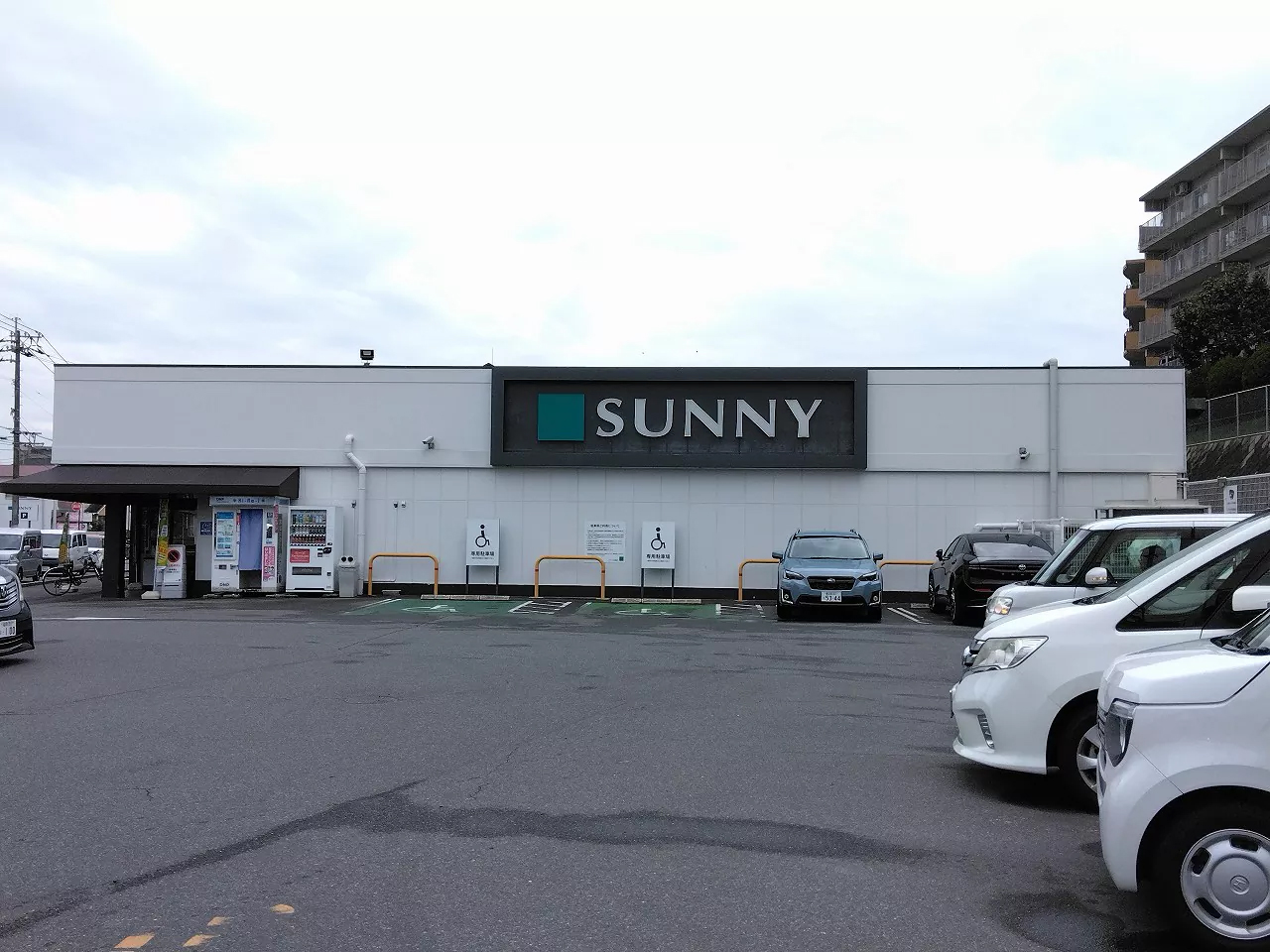 サニー長尾店まで徒歩約6分(160m)。年中無休24時間営業と、いつでも頼りになるスーパーです。