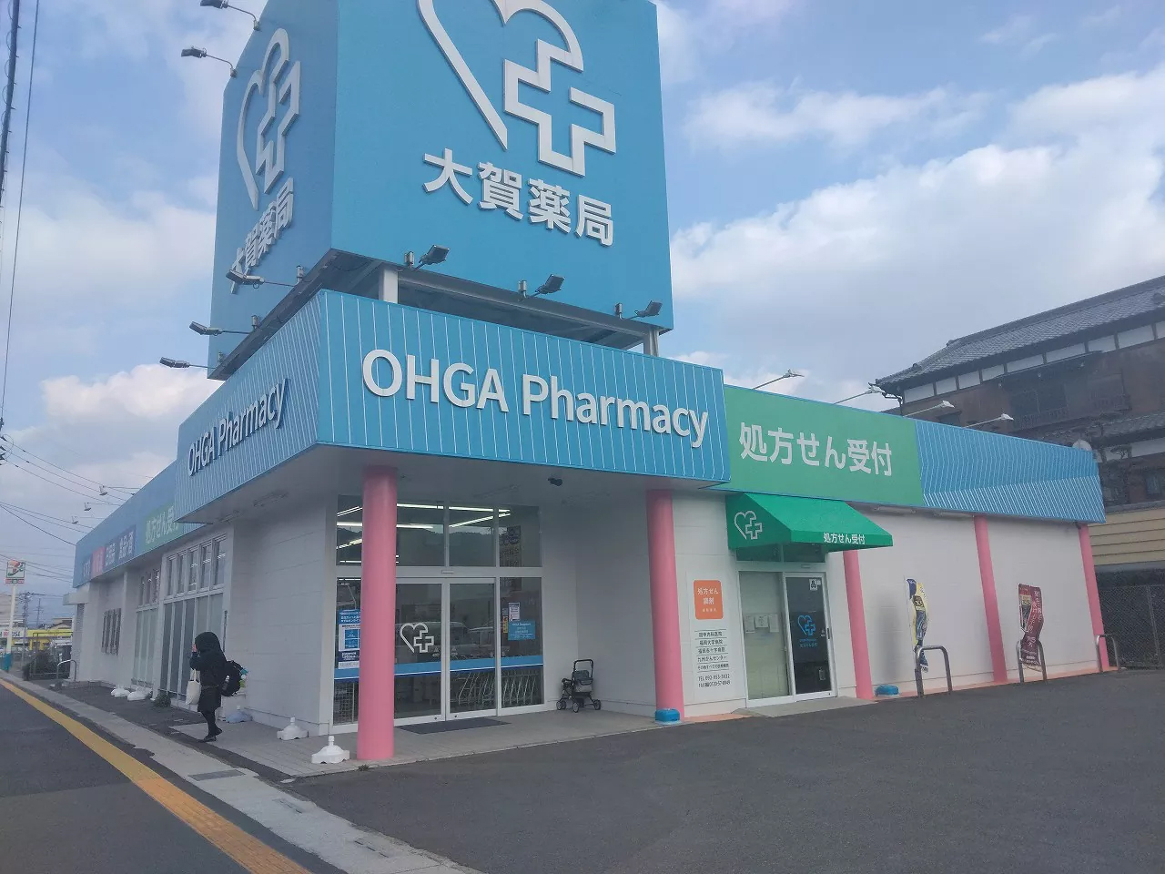 大賀薬局道善店まで徒歩約10分、車で3分(850m)。営業時間は月水木金曜は8:30から18:00まで。火曜は8:30から17:30まで。土曜は8:30から13:00まで。定休日は日曜・祝日。店内にはキッズスペースやフリードリンクが設置されています。駐車場も完備。<br /><br />