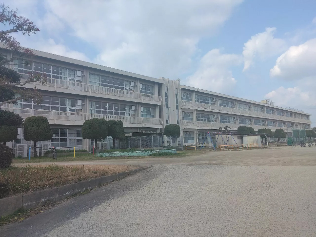 岩戸北小学校まで徒歩約12分(1.0km)。 昭和50年に設立された小学校です。オーストラリアにある小学校の児童との交流活動や那珂川中学校と連携したSDGs活動などを行っています。