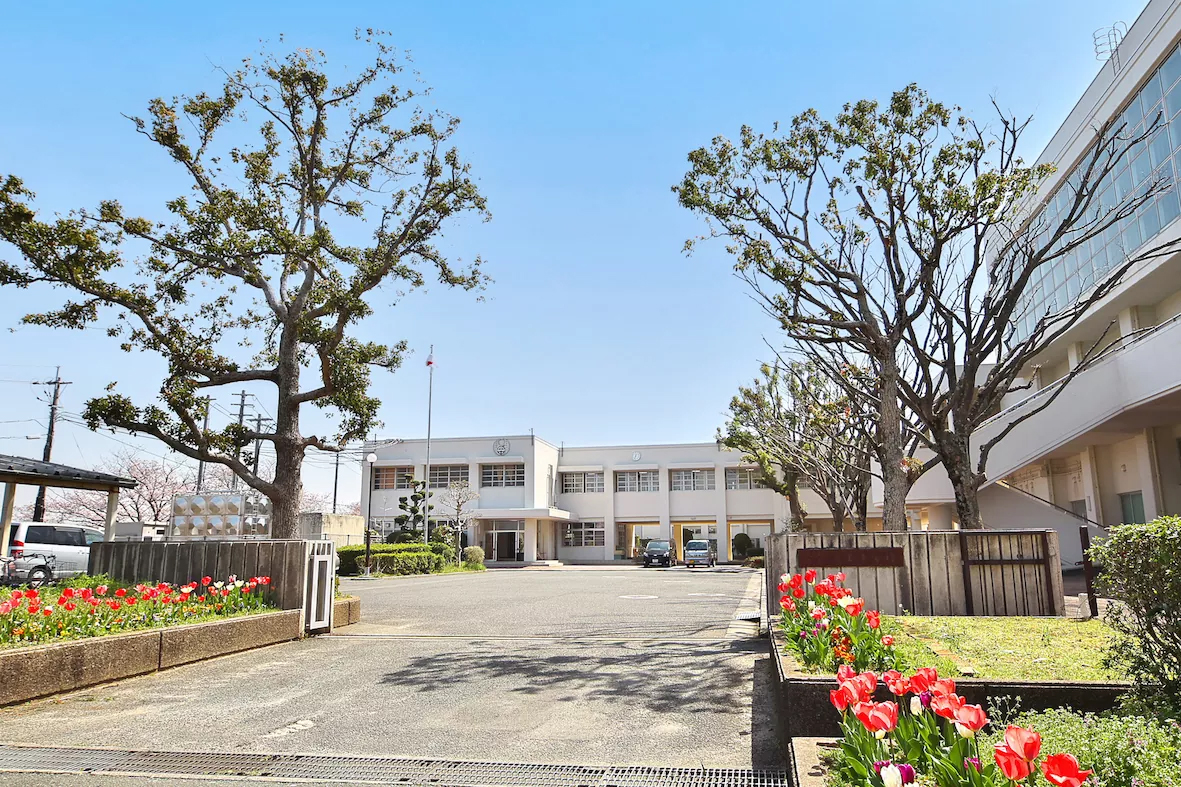 河東中学校まで徒歩約14分(940ｍ)。河東小学校や河東西小学校と連携した小中一貫教育を行っています。校訓は「自学・誠実・健康」で、生徒の自主性や協調性を重視した教育を展開しています。現在、約679名の生徒が在籍し、学年ごとに6クラス、特別支援学級を含めて全25クラスがあります（2024年時点）。また、自校式給食や電子黒板の導入など、設備面でも学習環境が整っています。部活動も盛んで、陸上部全国大会出場、新体操部九州大会出場しています。