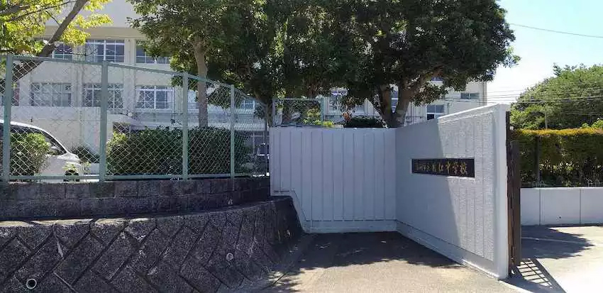 片江中学校まで徒歩20分(1.8km)。昭和60年に設立。全校生徒は2023年度で598名で学級数は15学級。校訓は【自主・協力・奉仕】。部活動は8つの運動部と3つの文化部にて構成されています。