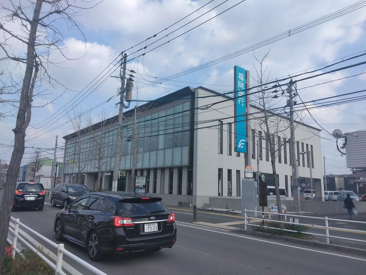 福岡銀行那珂川支店まで徒歩約11分(800m)。車3分。 窓口の営業時間は午前中が9:00から11:30まで、午後が12:30から15:00まで。休業日は土曜・日曜・祝日。駐車場完備。