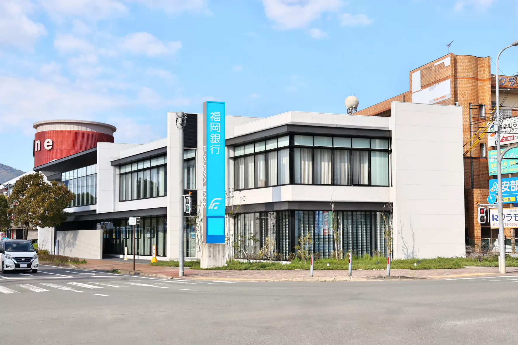 福岡銀行 赤間支店まで車で約6分(1770ｍ)。営業時間は、窓口が平日9:00～15:00、ATMは毎日8:00～21:00まで利用可能です。駐車場も完備されており、車での来店にも対応しています。この支店では、通帳繰越、両替、貸金庫、外国送金などの一般的な銀行業務に加え、保険商品の取り扱いやATM宝くじサービスなど多様なサービスを提供しています。また、バリアフリー設備も整備されており、車椅子での来店や専用トイレの利用が可能です。