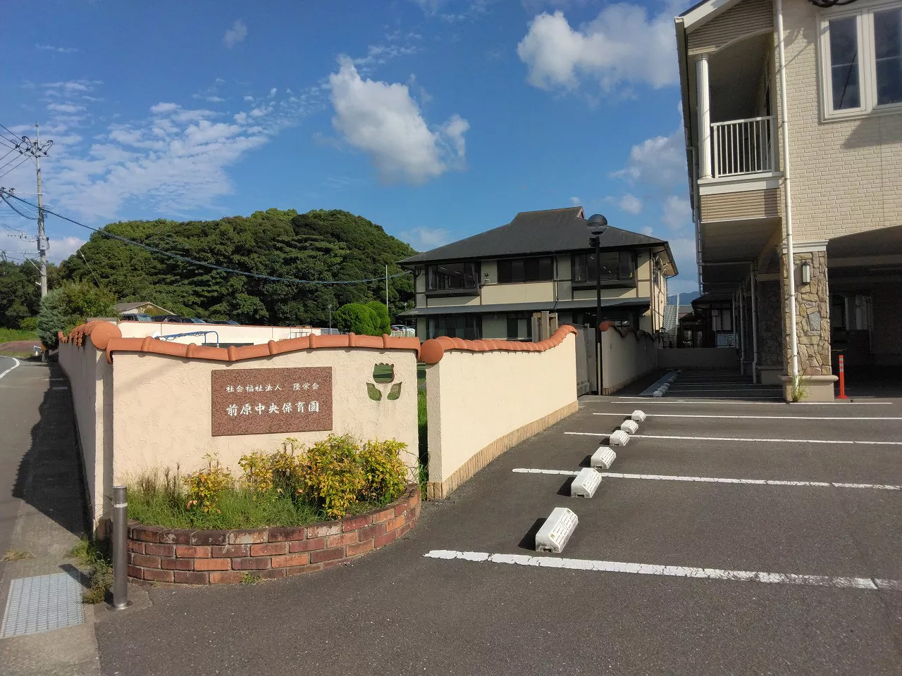 前原中央保育園まで自転車で約6分(1,900m)。保育所型認定、定員265名。隣に小規模保育園「風の子保育園」があります。音楽を使って行う反応教育のリトミック、子どもたちの主体性を高め、基本的な生活習慣を身につけるモンテッソーリ保育など教育に力を入れており、広い敷地でのびのびと自主性を高めることができます。