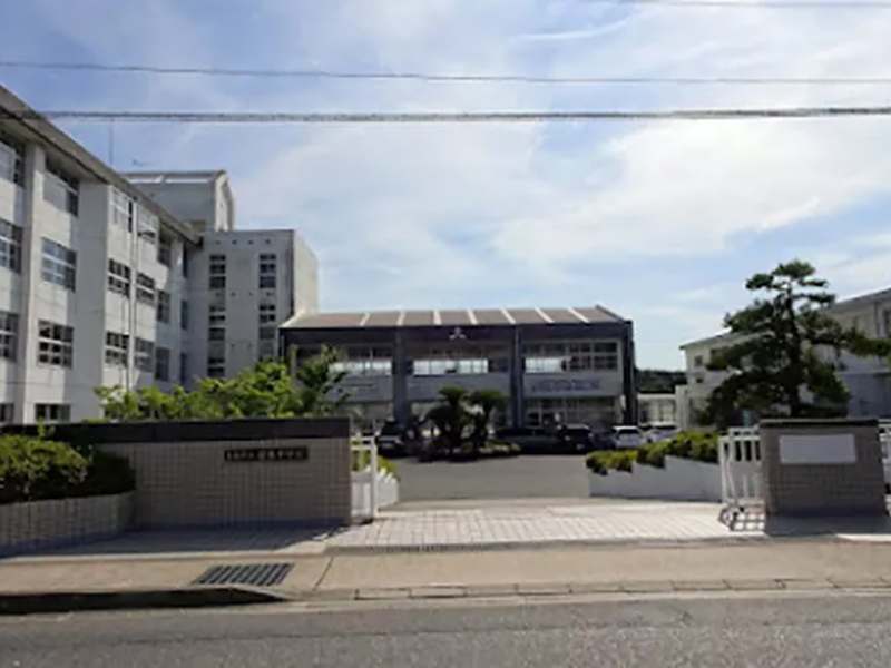 前原中学校まで徒歩約7分(400ｍ)。学級数：24学級（1学年5学級・2学年6学級・3学年6学級・特別支援学級7学級）、教職員数：48人。福岡マラソンや幼稚園保育園のお手伝いなどボランティア活動も行われ、普段の学校生活では味わえない貴重な体験を積むこともできます。