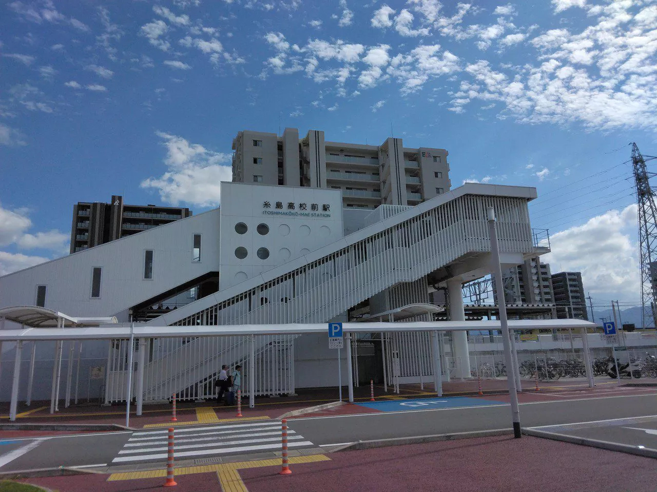 JR筑肥線「糸島高校前」駅まで自転車で約6分(1400ｍ)。筑肥線 姪浜・福岡空港方面（上り）、筑肥線 唐津・西唐津方面（下り）があり、通勤通学時間帯には1時間に4本運行しています。博多駅まで41分ほどで到着します。