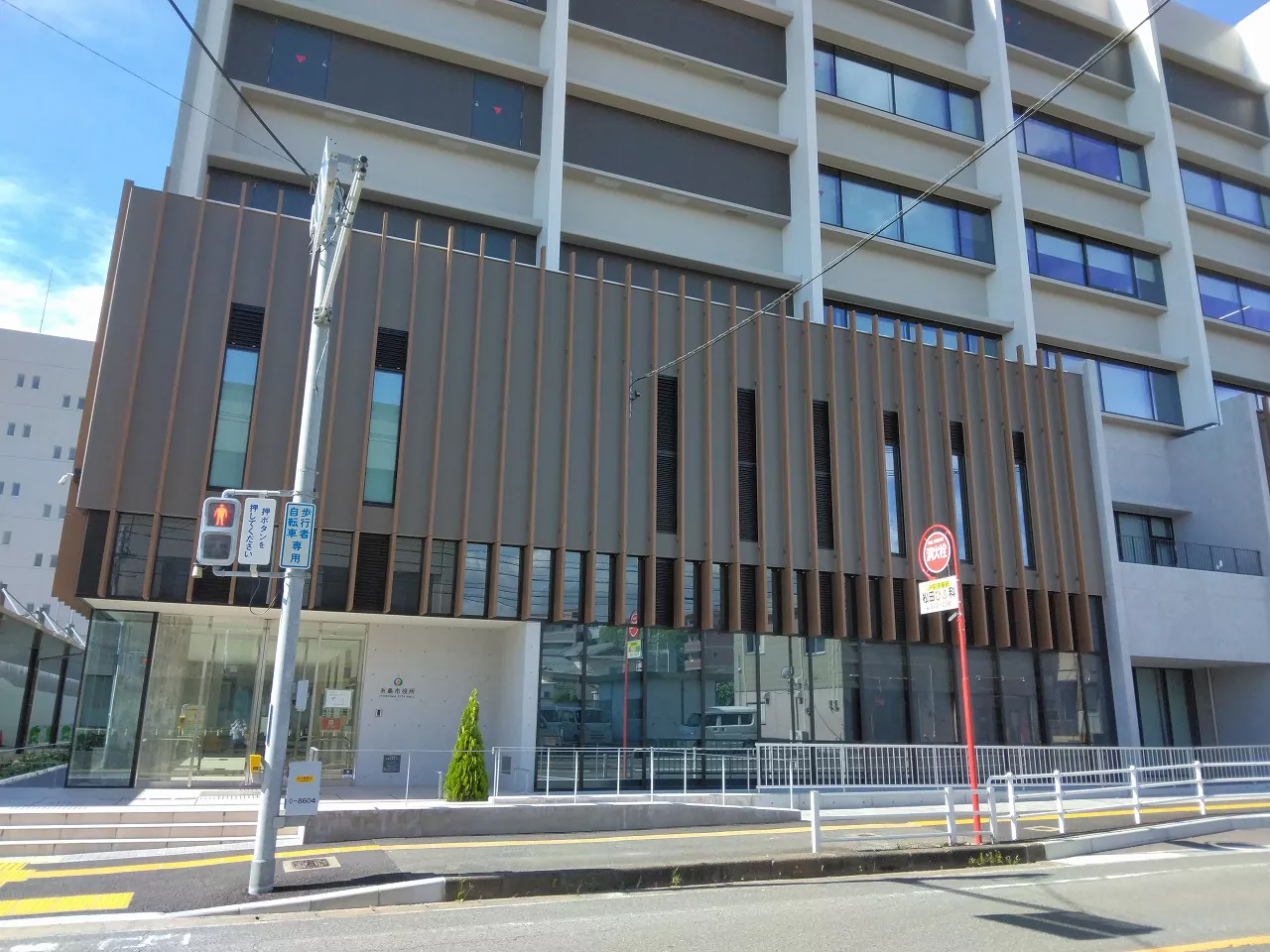 糸島市役所まで車で約5分(1850ｍ)。糸島市の行政サービスを提供する中心的な施設です。住民票や戸籍の届出、税務、福祉に関する相談など、さまざまな行政手続きが行える窓口を備えています。